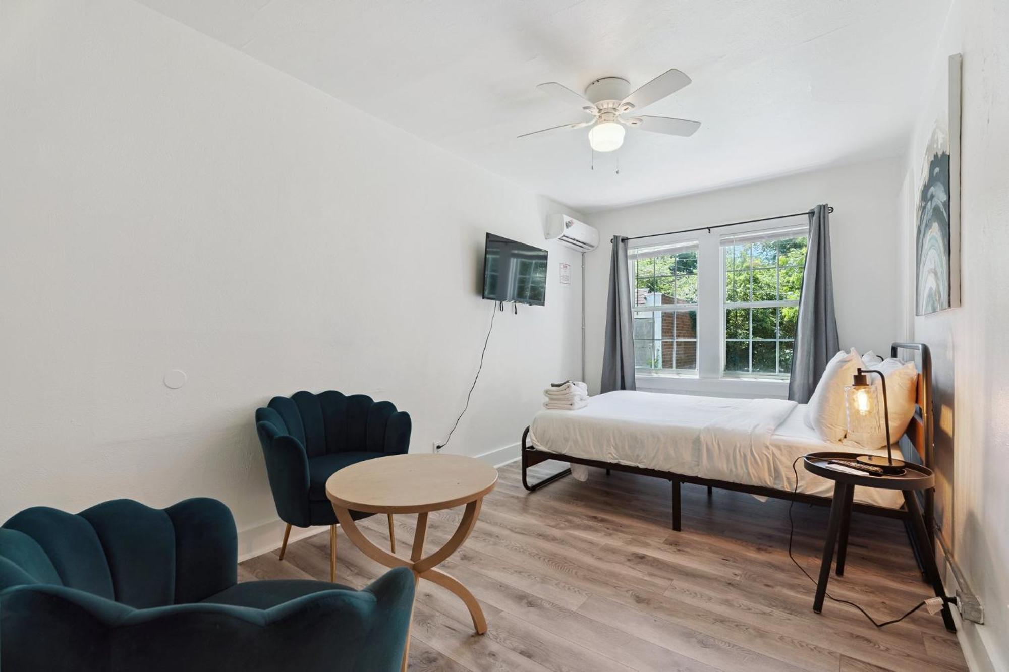 Chic 2br Retreat Near Paseo #31b Holiday home