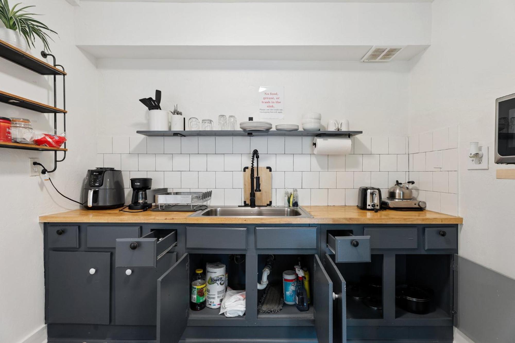 Holiday home Chic 2br Retreat Near Paseo #31b